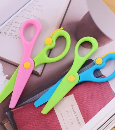 New 1 Pcs 137mm Mini Safety Round Head Plastic Scissors Student Kids Paper Cutting Minions Supplies for Kindergarten School