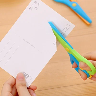 New 1 Pcs 137mm Mini Safety Round Head Plastic Scissors Student Kids Paper Cutting Minions Supplies for Kindergarten School - Image 4