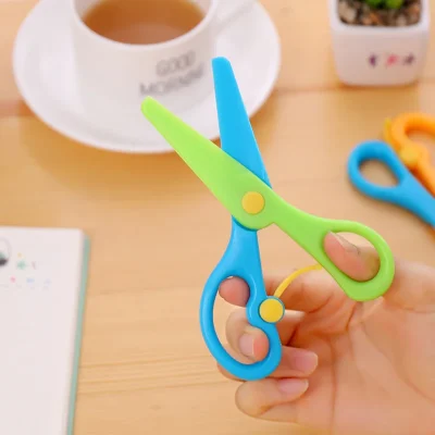 New 1 Pcs 137mm Mini Safety Round Head Plastic Scissors Student Kids Paper Cutting Minions Supplies for Kindergarten School - Image 2